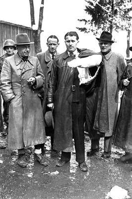 Wernher von Braun (*1912 �1977) - mit linkem Arm in Gips