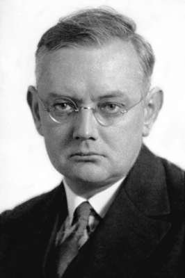 Ernst Krieck (* 6. Juni 1882 in V�gisheim,  † 19.M�rz 1947 im Internierungslager Moosburg an der Isar)