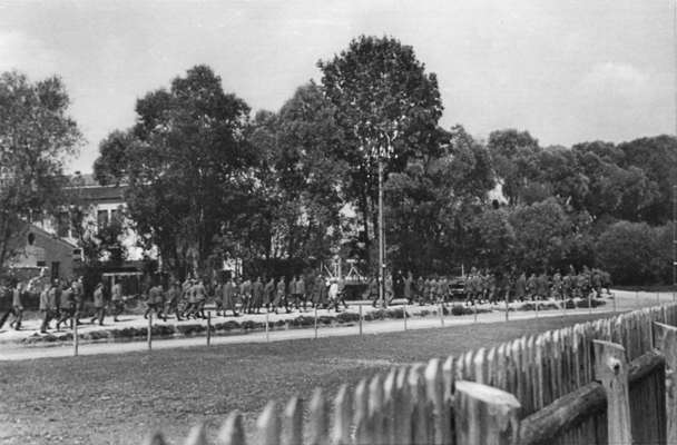 Moosburg Stalag VII A, Fumarsch vom Bahngleis ins Lager