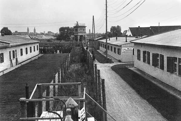 Stalag VII A, links Post und Aufnahme, rechts Verwaltung und Blick zur Stadt