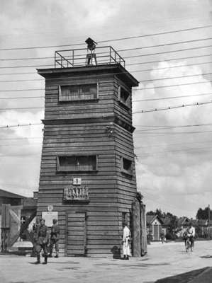 Hauptwachturm Nr. 1, einziger Zugang/Zufahrt zum Lager (heute Neustadt / Sudetenlandstrasse)