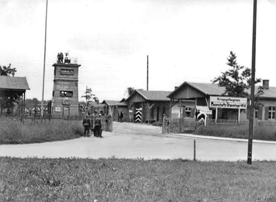 Stalag VII A, Lagereingang mit Blick zum Wachturm Nr. 1