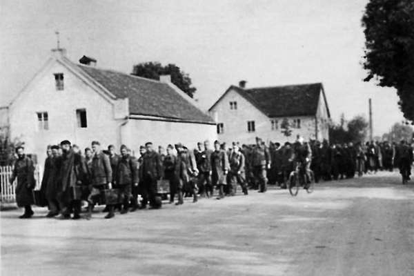 Moosburg Stalag VII A, Fumarsch vom Bahnhof Moosburg ins Lager