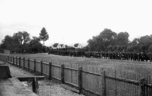 Moosburg Stalag VII A, Fumarsch vom Bahngleis ins Lager