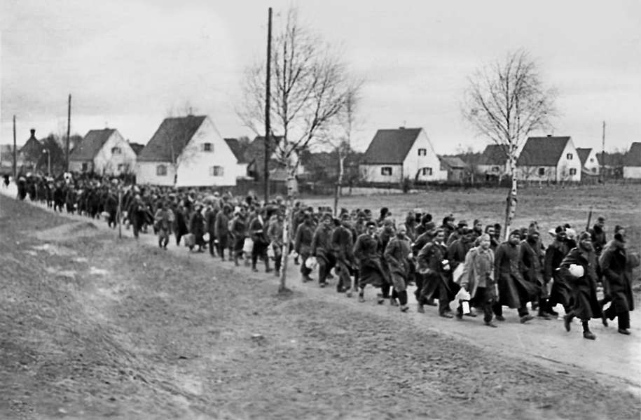 Moosburg Stalag VII A, Fumarsch vom Bahnhof Moosburg ins Lager