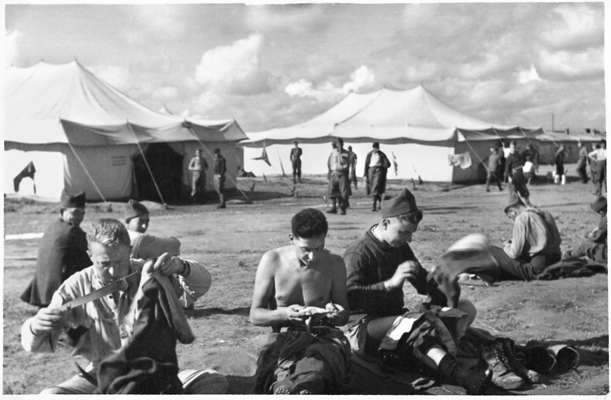 Moosburg Stalag VII A, Treiben vor dem Zeltlager an regenfreien Tagen