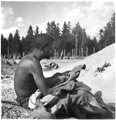 Moosburg Stalag VII A, Treiben vor dem Zeltlager an regenfreien Tagen