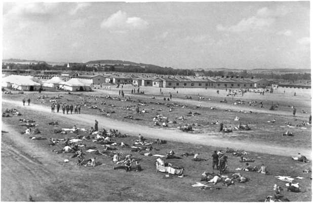 Moosburg Stalag VII A, Treiben vor dem Zeltlager an regenfreien Tagen