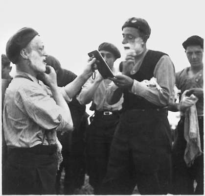 Moosburg Stalag VII A, Treiben vor dem Zeltlager, Haare schneiden und rasieren