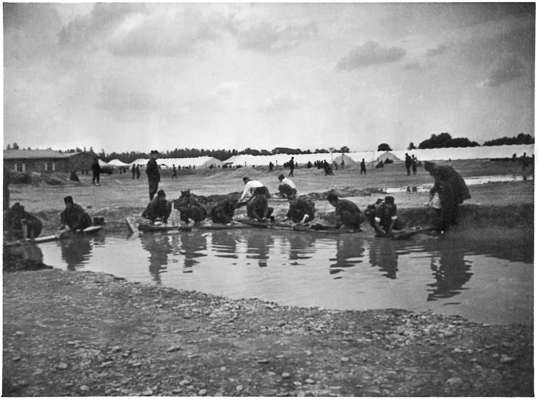 Moosburg Stalag VII A, Treiben vor dem Zeltlager, Wsche waschen im Freien