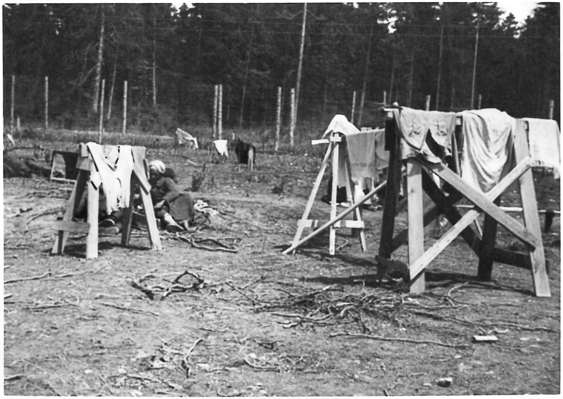 Moosburg Stalag VII A, Treiben vor dem Zeltlager, trocknen der Wsche