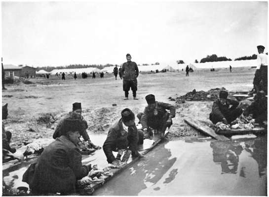 Moosburg Stalag VII A, Treiben vor dem Zeltlager, Wsche waschen im Freien