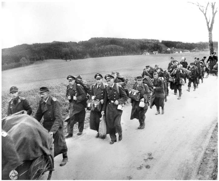 Stalag VIIA ist befreit, das Wachpersonal zieht selbst in Kriegsgefangenschaft
