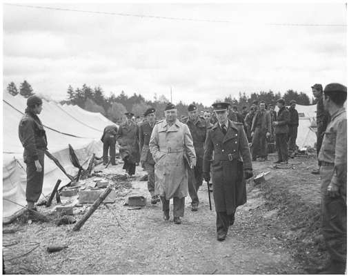 06. Mai 1945, Generalmajor A.L. Lerch inspiziert das befreite Lager