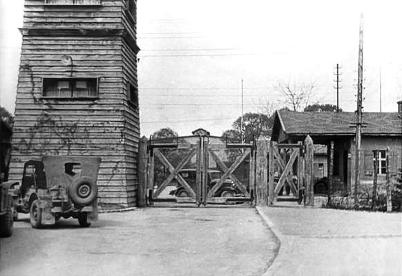 Ende April Anfang Mai 1945, das Lager ist unter amerikanischer Kontrolle, Front Gate