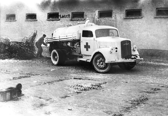 Anfang Mai 1945, das Lager ist befreit, der Wagen zum Auspumpen der Latrinen