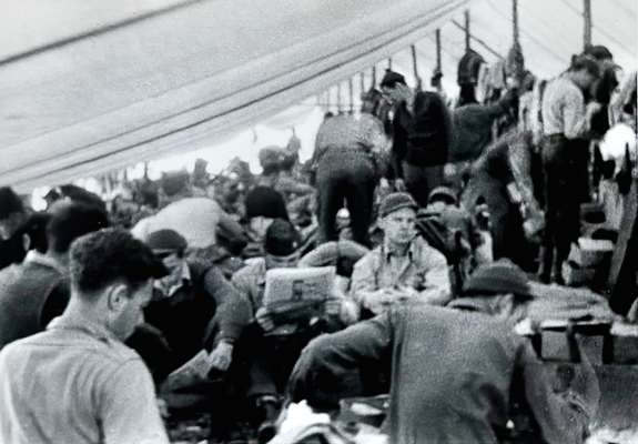 Anfang Mai 1945, das Lager ist befreit, untergebracht in Zelten