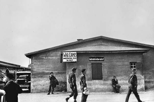 Anfang Mai 1945, das Lager ist befreit, in der Post-Baracke ist das Team zu Kriegsverbrechen untergebracht