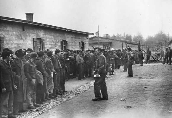 Anfang Mai 1945, das Lager ist befreit, Warten in Gruppen um aus dem Lager gebracht zu werden