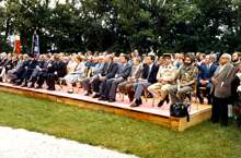 Moosburg, Ehrengste bei der Einweihung Gedenksttte in Oberreit am Samstag 26. Juni 1982