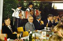 Herbert Franz, Luciano Koch, Caroll Brown (Gesicht abgewandt) und Generalkonsul Vukota Visnjevac