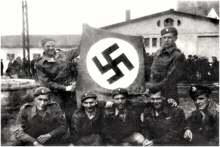 Stalag VII A, Mai 1945, befreite Amerikanische Soldaten mit erbeuteter Hakenkreuzfahne