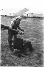 Stalag VII A, vor dem Zeltlager, Haare schneiden und rasieren