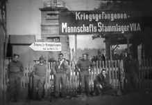 Filmaufnahmen, Befreite Gefangene auf der Isarbrcke - Rot-Kreuz-Pckchen