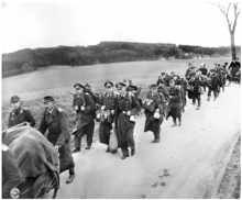 Stalag VIIA ist befreit, das Wachpersonal zieht selbst in Kriegsgefangenschaft