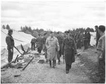 06. Mai 1945, Generalmajor A.L. Lerch inspiziert das befreite Lager