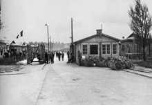 Ende April Anfang Mai 1945, das Lager ist unter amerikanischer Kontrolle - Front Gate