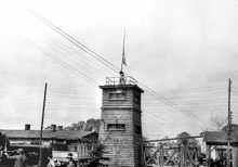 Ende April Anfang Mai 1945, das Lager ist unter amerikanischer Kontrolle, Guard box at Front Gate