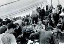 Anfang Mai 1945, das Lager ist befreit, untergebracht in Zelten