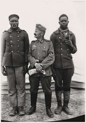Moosburg Stalag VII A, Kriegsgefangene, Lagerinsassen mit Bewacher