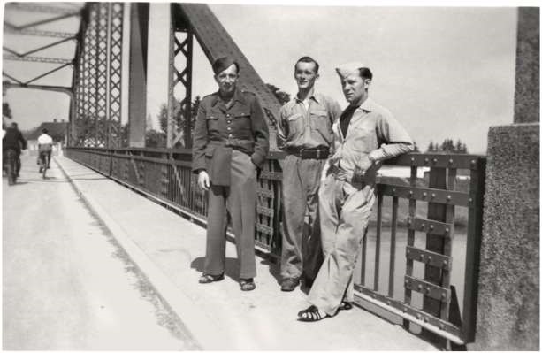 Moosburg Stalag VII A, Kriegsgefangene, Sonntag Nachmittag an der Isarbr�cke
