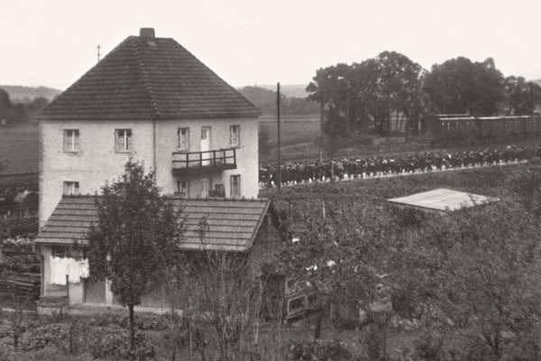 Moosburg Stalag VII A, Kriegsgefangene auf dem Marsch ins Lager