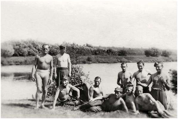 Moosburg Stalag VII A, Kriegsgefangene beim Baden an der Isar