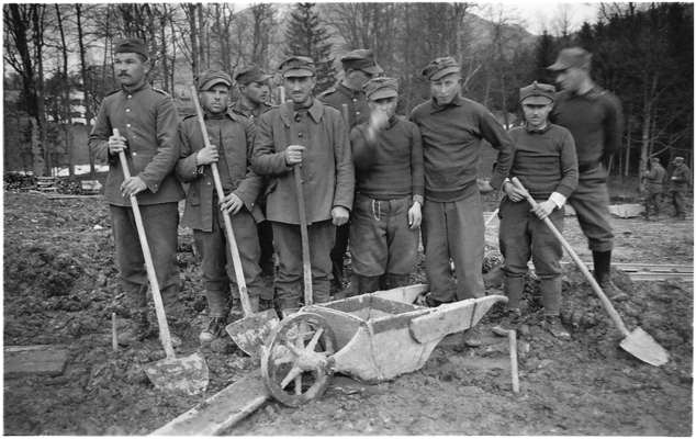 Moosburg Stalag VII A, Kriegsgefangene polnische Soldaten beim Arbeitseinsatz