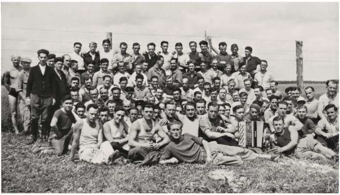 Moosburg Stalag VII A, Kriegsgefangene auf dem Sportplatz