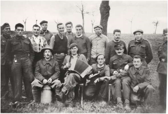 Moosburg Stalag VII A, Franz�sische Kriegsgefangene beim Arbeitseinsatz au�erhalb des Lagers