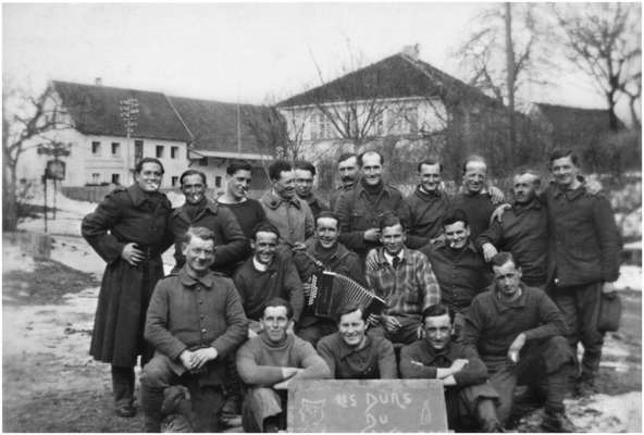Moosburg Stalag VII A, Franz�sische Kriegsgefangene beim Arbeitseinsatz au�erhalb des Lagers