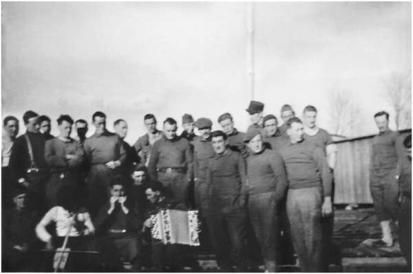 Moosburg Stalag VII A, Franz�sische Kriegsgefangene beim Arbeitseinsatz au�erhalb des Lagers
