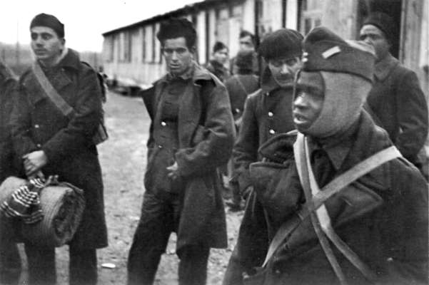 Moosburg Stalag VII A Aufsehen erregend, Neuank�mmlinge mit anderer Hautfarbe