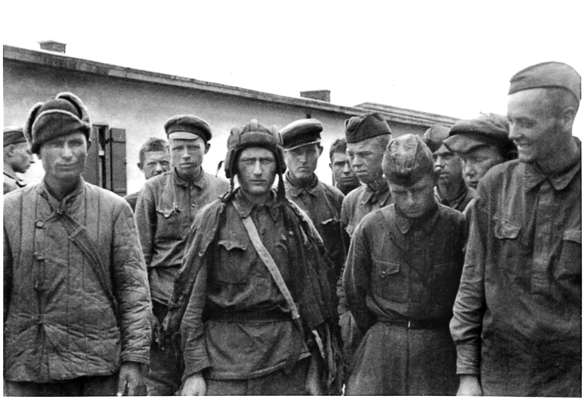 Moosburg Stalag VII A - Transporte gefangener russischer Soldaten, Mannschaften und Offiziere wurden dem Lager zugeteilt