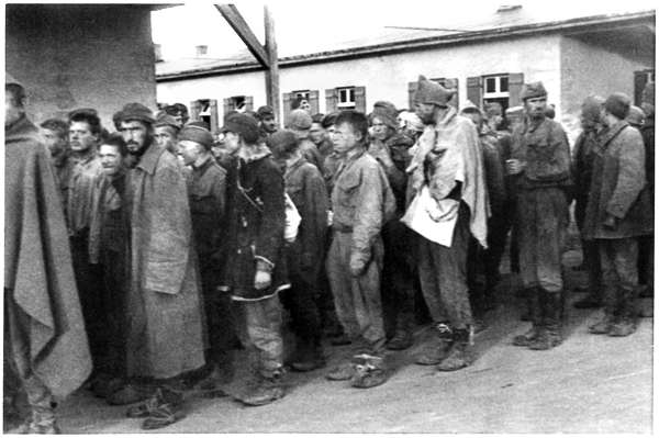 Moosburg Stalag VII A - Transporte gefangener russischer Soldaten, Mannschaften und Offiziere wurden dem Lager zugeteilt