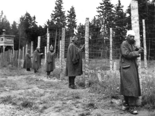 Moosburg Stalag VII A, Bestrafung mit Strafstehen am Zaun