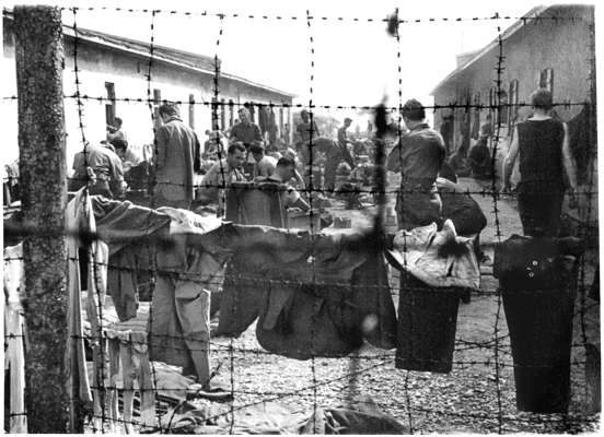 Moosburg Stalag VII A, Anfang 1945, US-Flieger im �berf�llten Lager