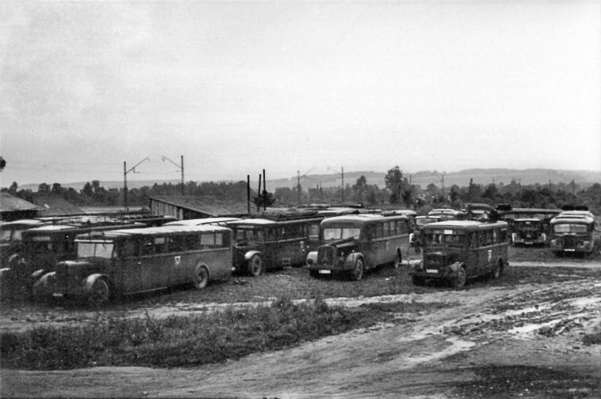 Einsatzf�hige Kriegsgefangene werden zu ihren Arbeitskommandos transportiert