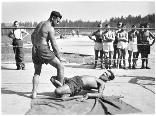 Moosburg Stalag VII A, August 1944 - August 1944 - ein (schwarzer) amerikanischer Berufsboxer gibt Boxunterricht und Training