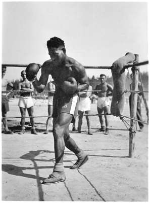 Moosburg Stalag VII A, August 1944 - August 1944 - ein (schwarzer) amerikanischer Berufsboxer gibt Boxunterricht und Training